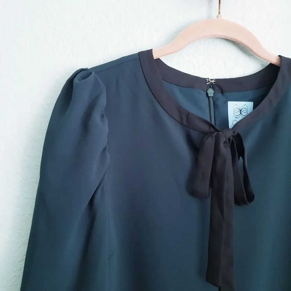 Cece Puff Sleeve Tie Neck Dress in spruce green - Picture 4 of 8